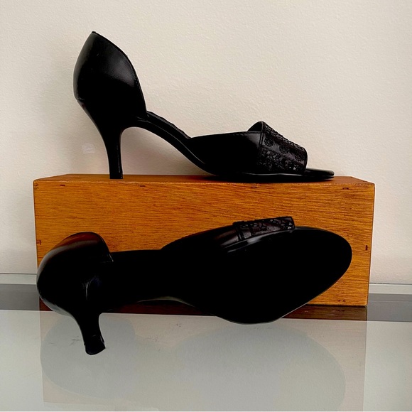 Liz Claiborne Flex sequence pump - Picture 4 of 5